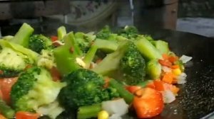 Взрывной вкус КРЕВЕТОК с тушеными овощами в сковороде САДЖ на костре