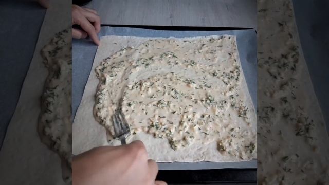ЧИПСЫ ИЗ ЛАВАША. С СЫРОМ, ЧЕСНОКОМ и ЗЕЛЕНЬЮ.