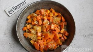 Жареная тыква с луком и морковью на гарнир