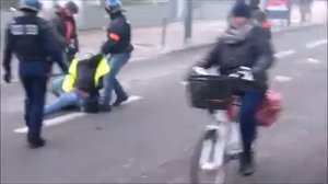 Bavure Policiere - Acte X - RENNES : policiers trainent un manifestant inconscient 