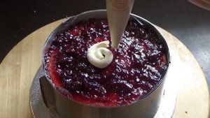 Бисквитный торт с вишневым вареньем и муссом. Sponge cake with cherry jam and mousse.