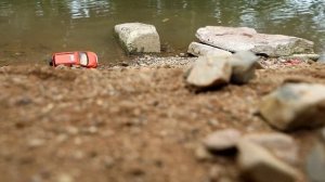 Кроссовер столкнулся с камнями