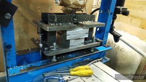 Проливка формы петля для чемодана на две детали. Полиэтилен птр 20.