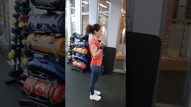 Подъём штанги на бицепс стоя