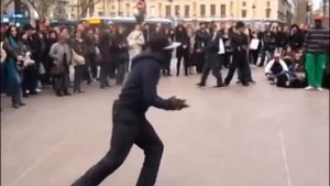 Уличные танцы в Париже, парни очень классно танцуют!