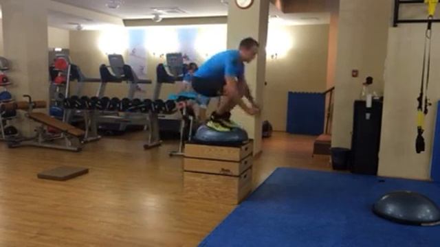 Плиометрика. Подъем со скамьи на одной ноге на диске