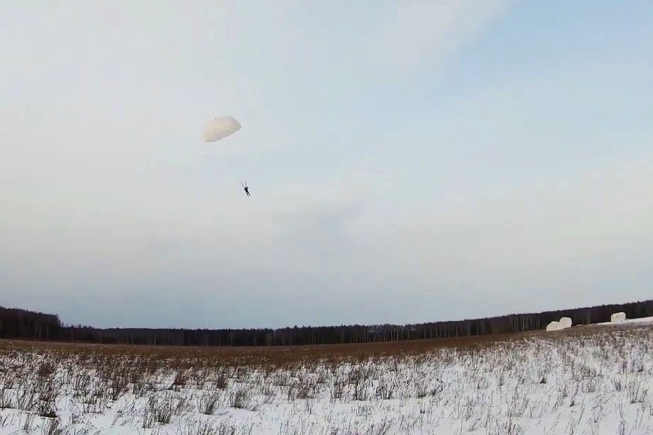 Приземление парашютиста на десантном парашюте Д-6 в сильный ветер смотреть онлайн