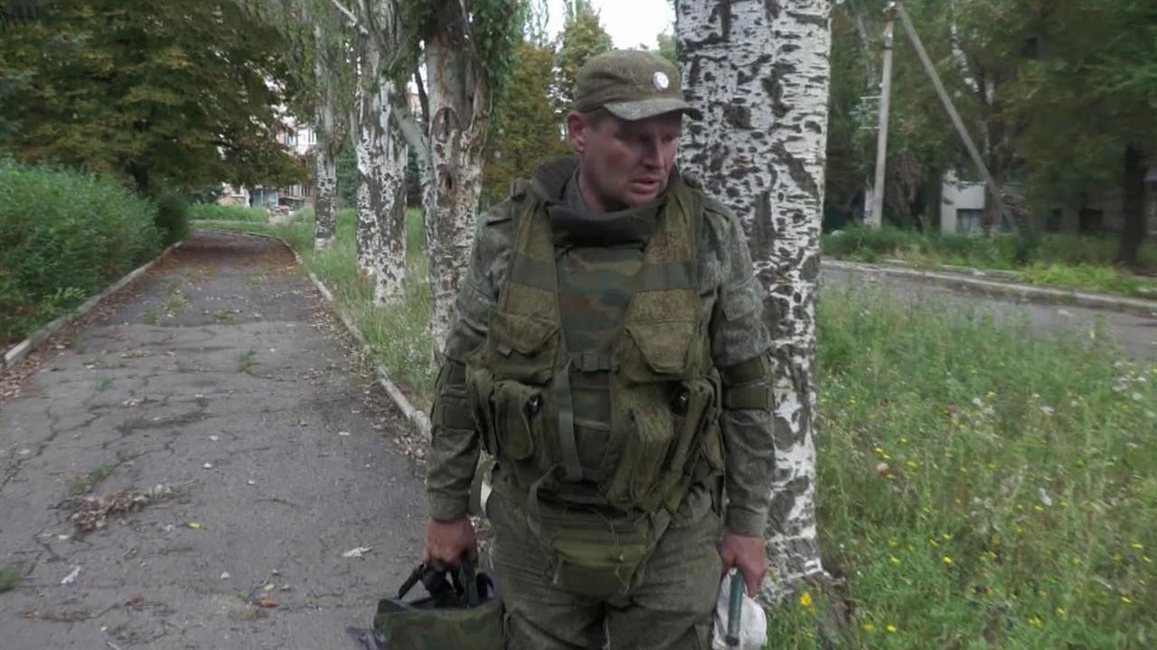 С работы саперов начинается мирная жизнь в поселке Новолуганское Донецкой Народной Республики