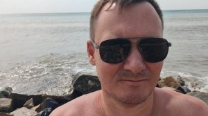 Около лестницы от отеля.mp4