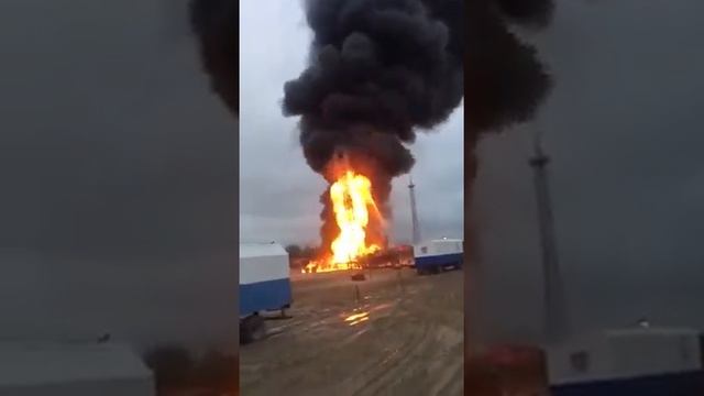 Горит нефтевышка.