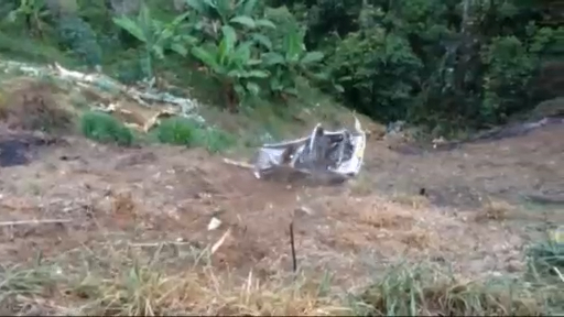 Вытаскивая джип с обрыва оборвался трос - жесть! смотреть онлайн