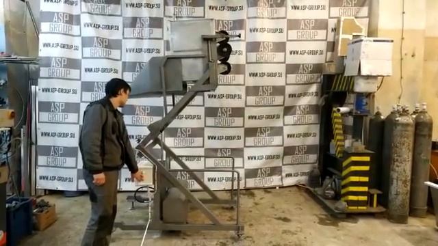 Гидравлический подъёмник-опрокидыватель для чан-тележек