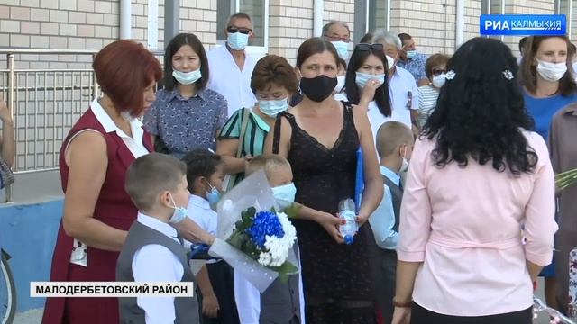 Глава Калмыкии посетил новую школу в Малых Дербетах