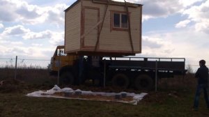 Установка бытовки манипулятором через забор 1,8м