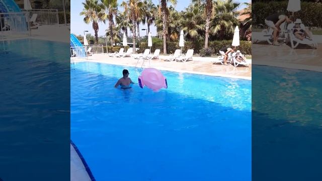 игры с надувным матрасом в бассейне смотреть онлайн