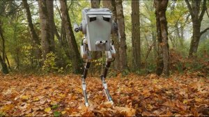 Робот Cassie в костюме боевой машины из Звёздных войн - AT-ST