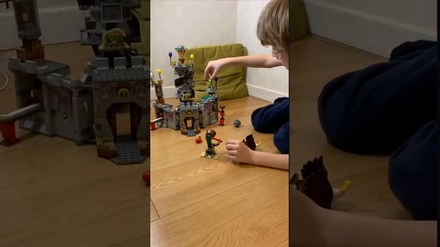 Сабираю замок короля свиней LEGO Лего смотреть онлайн