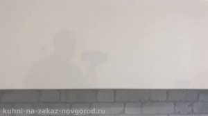 Белая кухня с белой столешницей. Дизайн прямой кухни 4.5 метра с газовым котлом