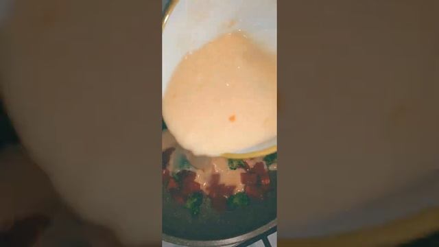 Нежнейший омлет с брокколи и помидорами / полезный завтрак смотреть онлайн