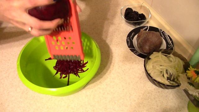 Салат с сердцем и черносливом.  Быстрый и вкусный рецепт!