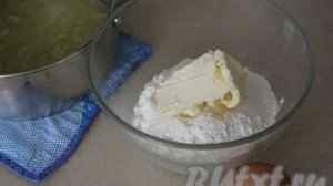 Пирог с ревенем и безе