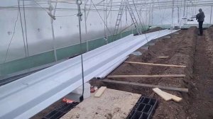Монтаж лотков под малообъёмку в теплице!