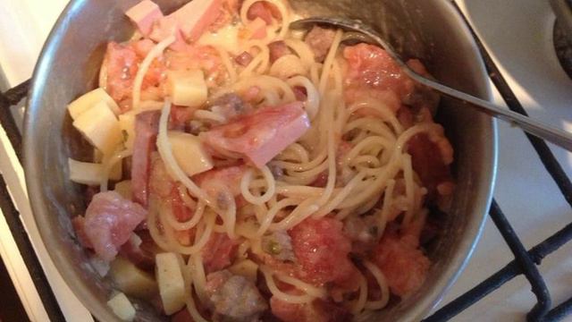 Жареные макароны с яйцами, сыром, колбасой и помидорами