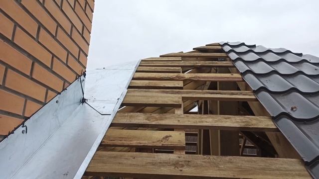 Монтаж металлочерепицы своими руками. Вальмовая четырехскатная крыша.