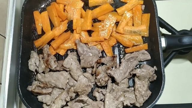 Говядина по-корейски с грибами и овощами.