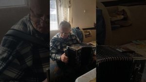 Играет мастер Оленичев А.А. на восстановленой им гармони А.Ф. Варцева