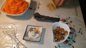 Морковный салат с чесноком и грецким орехом