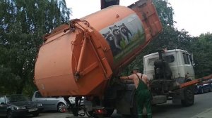 Мусоровоз с Енотами. Хотите увидеть загрузку мусора близко?