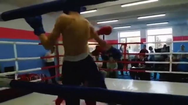 Соревнования по кикбоксингу. Красный угол