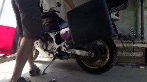 Honda Africa Twin 750 Поставити самостійно на центральну підставку. Мotorcycle on the Central stand