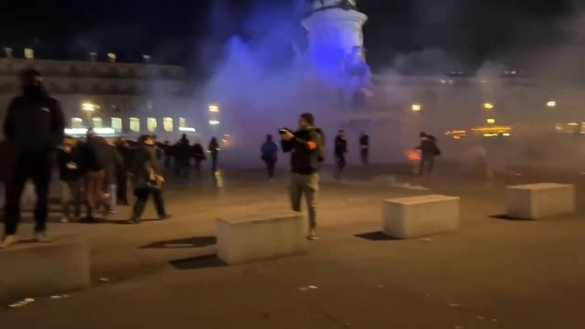 Полиция в Париже травит протестующих газом