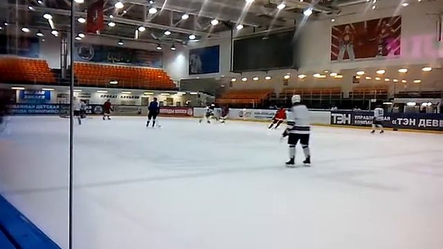 Хоккей в ТЦ Город- Авиамоторная Москва смотреть онлайн