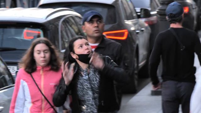 ТУПЫЕ СТРОИТЕЛИ ПРАНК / ЧУТЬ НЕ ПРИБИЛО КИРПИЧОМ / Украли камеру / Реакция девушек на розыгрыш смотреть онлайн