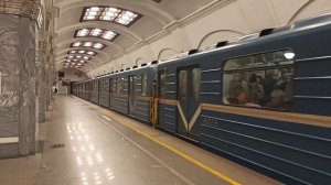 Отправление Ема-502/Ем-501 со станции Кировский завод с необычным оттенком синего на вагоне