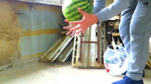 КИНУЛ АРБУЗ С 10 ЭТАЖА??