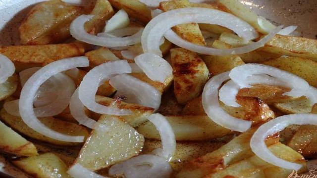 Салат с жареным картофелем, шампиньонами, перцем