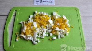 Салат из куриной грудки, свежих огурцов и яиц с майонезом и сметаной