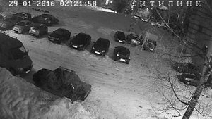 Девушка разбила лобовое стекло камнем (с 3:17)