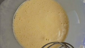 Вкусный нежный омлет. Быстро без муки. Можно брать за основу омлета и добавлять зелень, ветчину итд