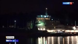 Катамаран столкнувшийся с баржей в Волгограде