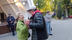 211. Для тебя цветы. Танцы в парке Горького Харьков. Танцуем ретро танцы под танцевальную музыку.