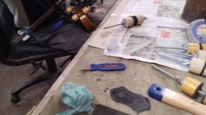 Склеивание трещин на скрипке.