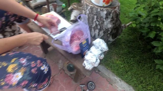 Картошка с грудинкой в фольге на углях и шашлык в киви. Простой рецепт на мангале