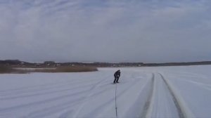 деревня зима сноуборд озеро!on snowboards in the snow behind the car!