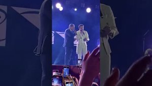 Джони спел со своей Дядей