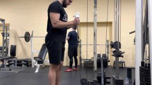 Подъем на бицепс в кроссовере с канатом